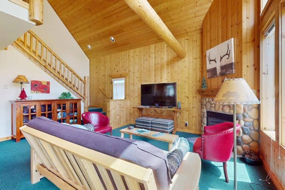 Inviting home with expansive deck BBQ grill & access to Eagle Crest Resort Chalet in Oregon