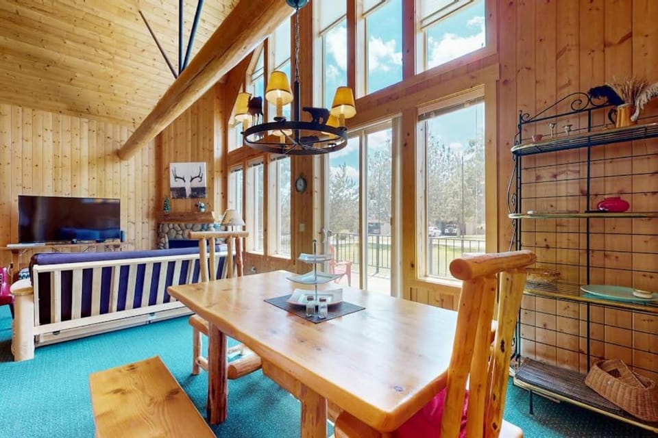 Inviting home with expansive deck BBQ grill & access to Eagle Crest Resort Chalet in Oregon
