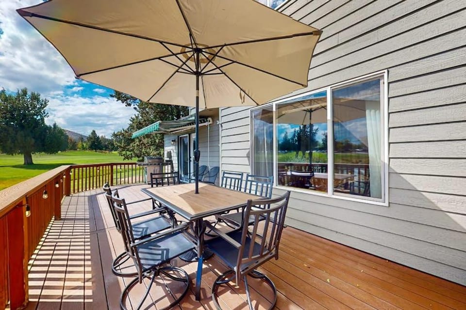 Charming waterfront townhouse with fireplace pool hot tub & washerdryer House in Oregon