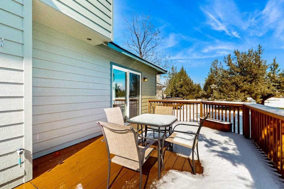 Bright beautiful townhome at Eagle Crest next to golf course with Wifi fireplace House in Oregon