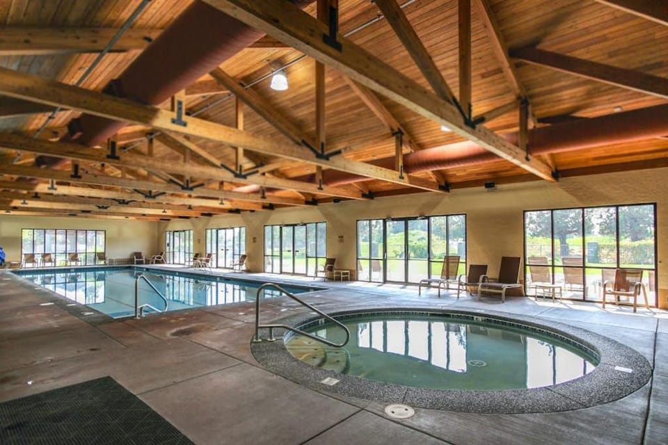 Bright beautiful townhome at Eagle Crest next to golf course with Wifi fireplace House in Oregon