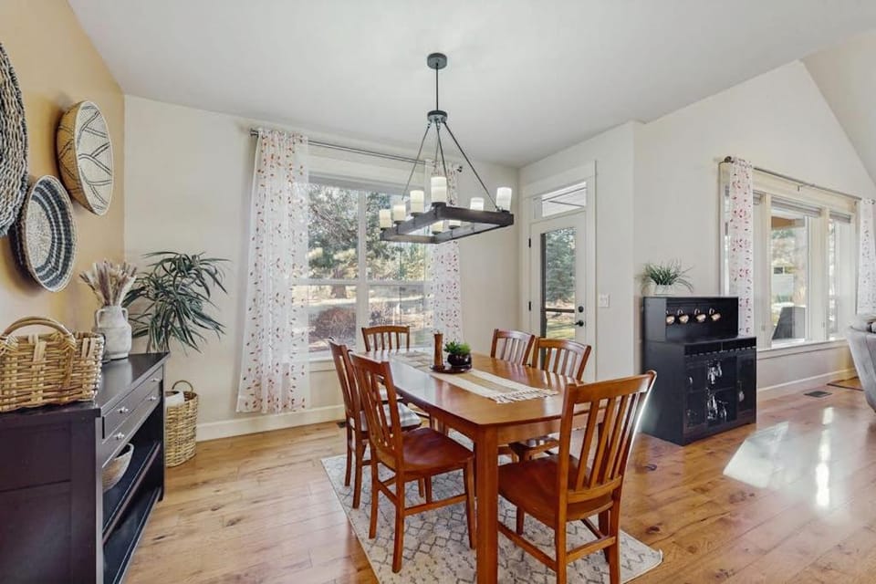 Modern family friendly home with fireplace - shared hot tub pool & tennis courts House in Oregon