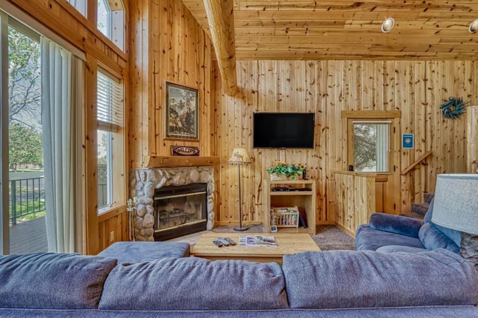 Bright Cabin with Shared Pool Hot Tub & Resort Amenities Cabin in Oregon