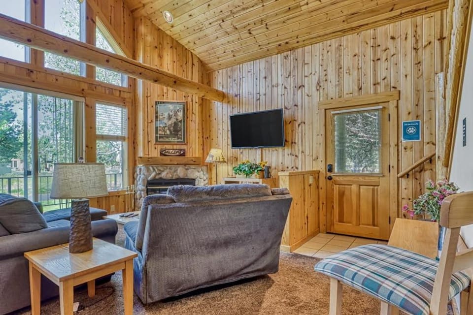 Bright Cabin with Shared Pool Hot Tub & Resort Amenities Cabin in Oregon