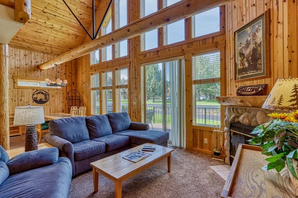 Bright Cabin with Shared Pool Hot Tub & Resort Amenities Cabin in Oregon