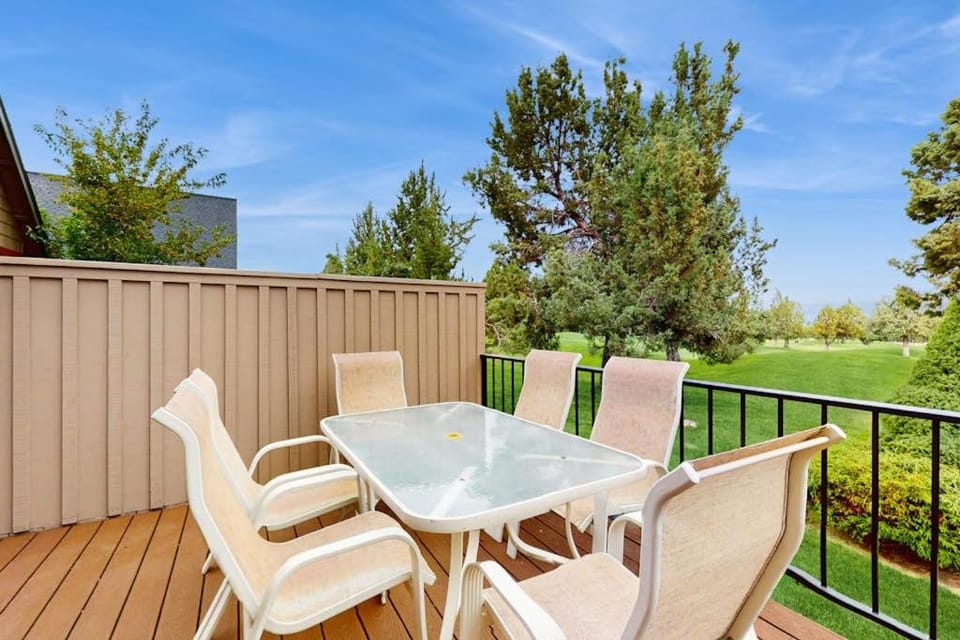 Inviting chalet with grill patio & access to pools hot tub golf tennis & gym Chalet in Oregon