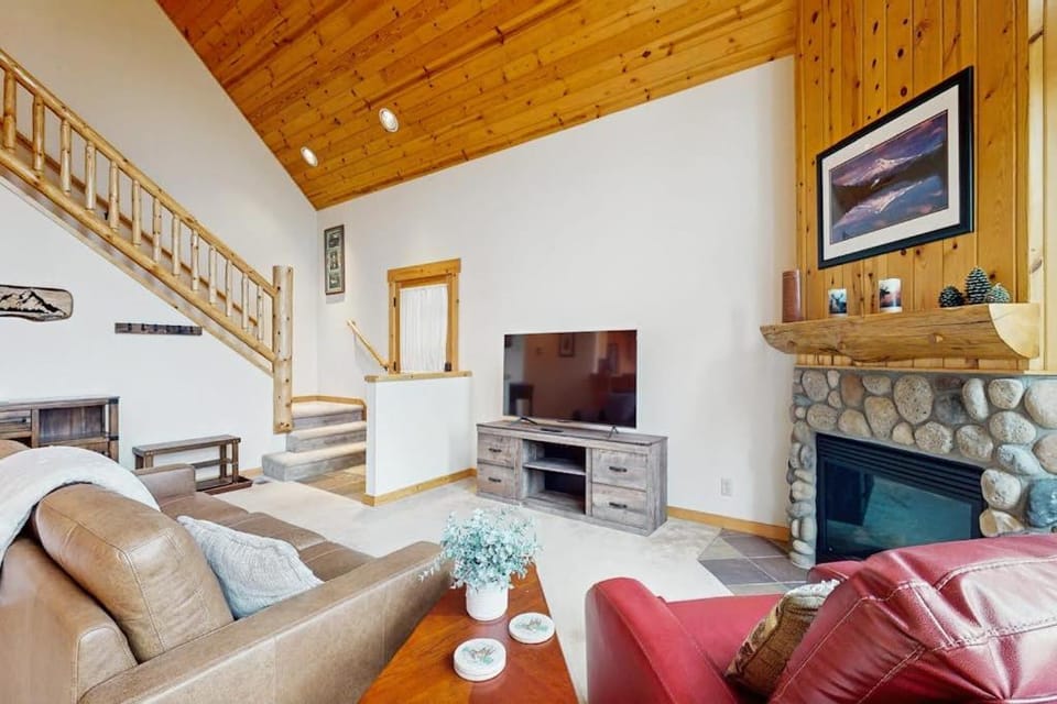 Inviting chalet with grill patio & access to pools hot tub golf tennis & gym Chalet in Oregon