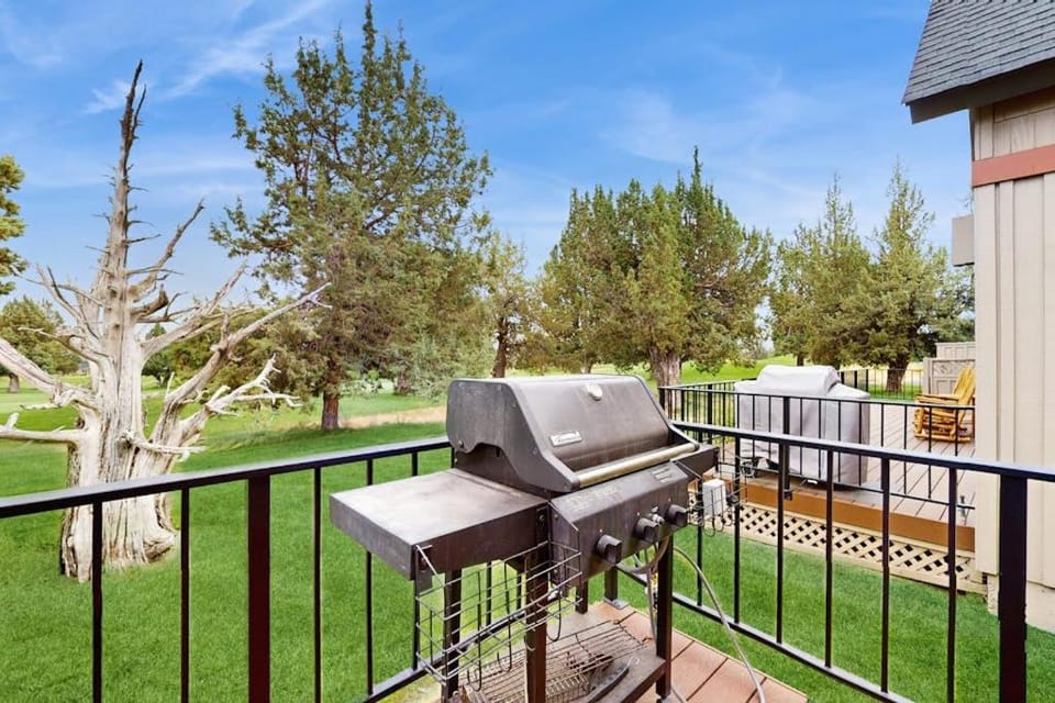 Inviting chalet with grill patio & access to pools hot tub golf tennis & gym Chalet in Oregon