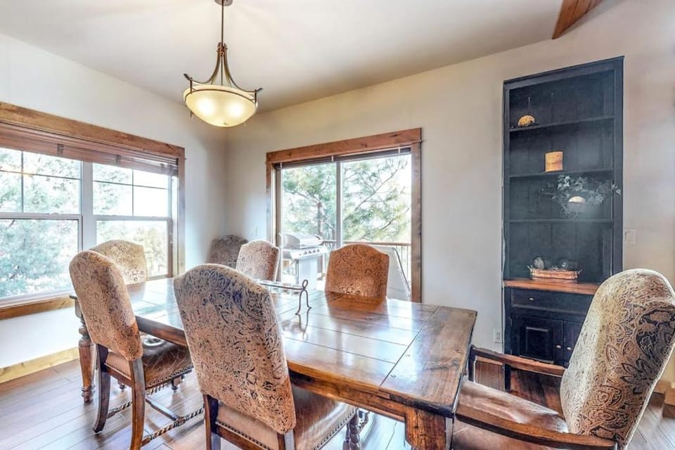 Large comfortable home withfireplaces deck & short walk to pool & hot tub House in Oregon
