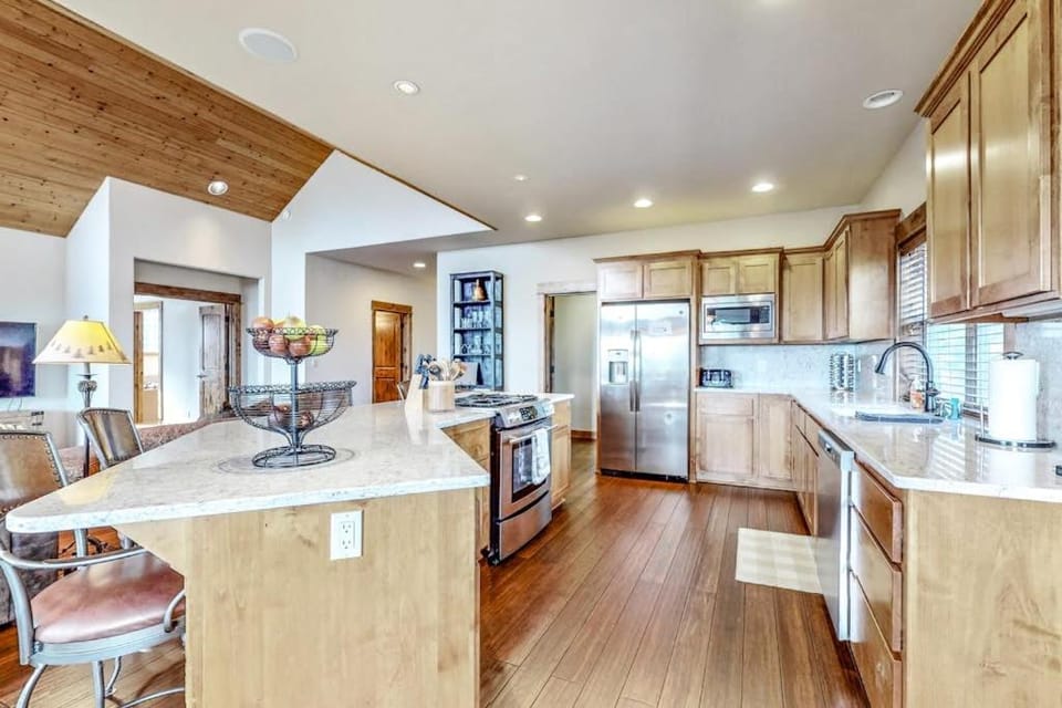 Large comfortable home withfireplaces deck & short walk to pool & hot tub House in Oregon