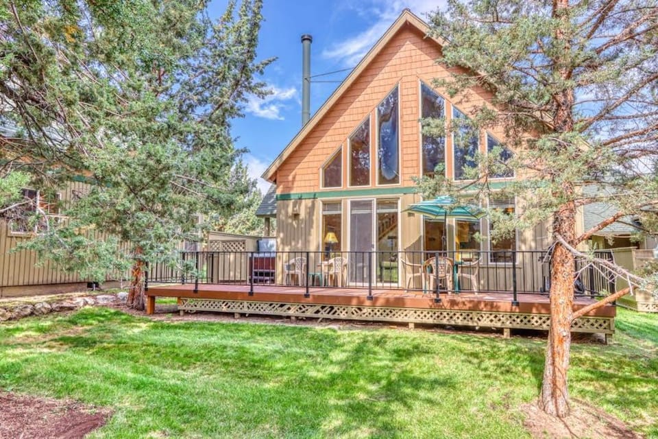 Lovely home with fireplace deck grill shared pool tennis and hot tubs Chalet in Oregon