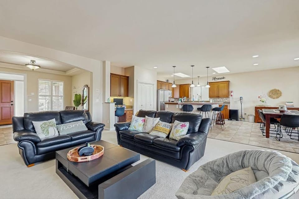 Cozy home with gas fireplace private hot tub & gas grill - in great neighborhood House in Oregon