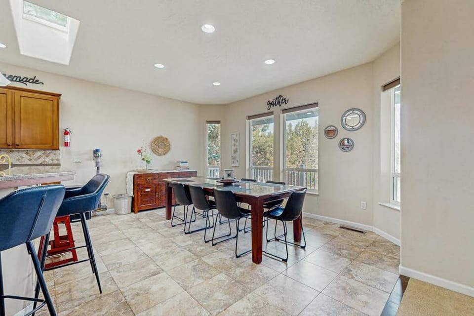Cozy home with gas fireplace private hot tub & gas grill - in great neighborhood House in Oregon