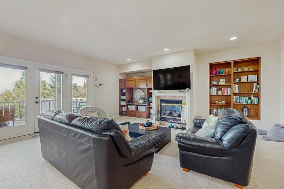 Cozy home with gas fireplace private hot tub & gas grill - in great neighborhood House in Oregon