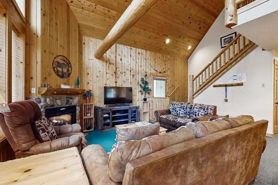 Log decor home with private hot tub deck & shared pools & tennis Chalet in Oregon