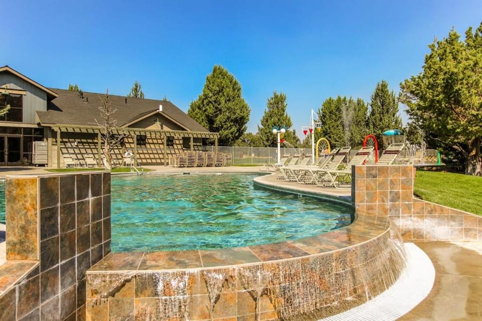 Log decor home with private hot tub deck & shared pools & tennis Chalet in Oregon