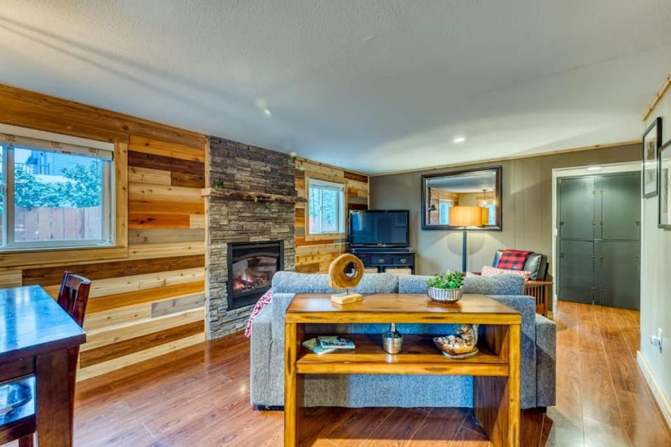 Remodeled dog-friendly Willamette Valley home with large fenced yard House in Coburg