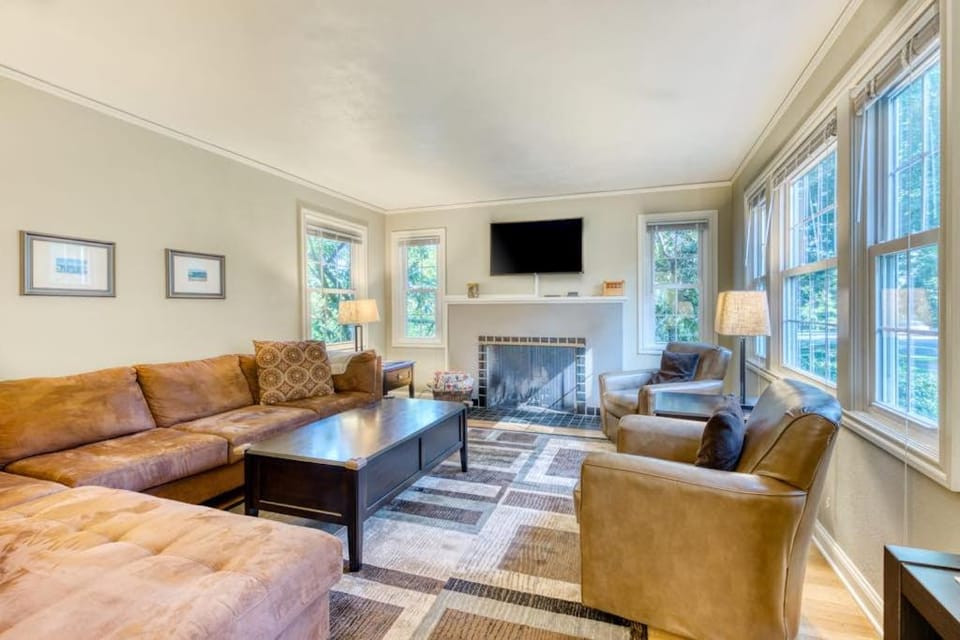 Cheerful home with patio & yard - walk to parks trails & Hayward Field House in Eugene