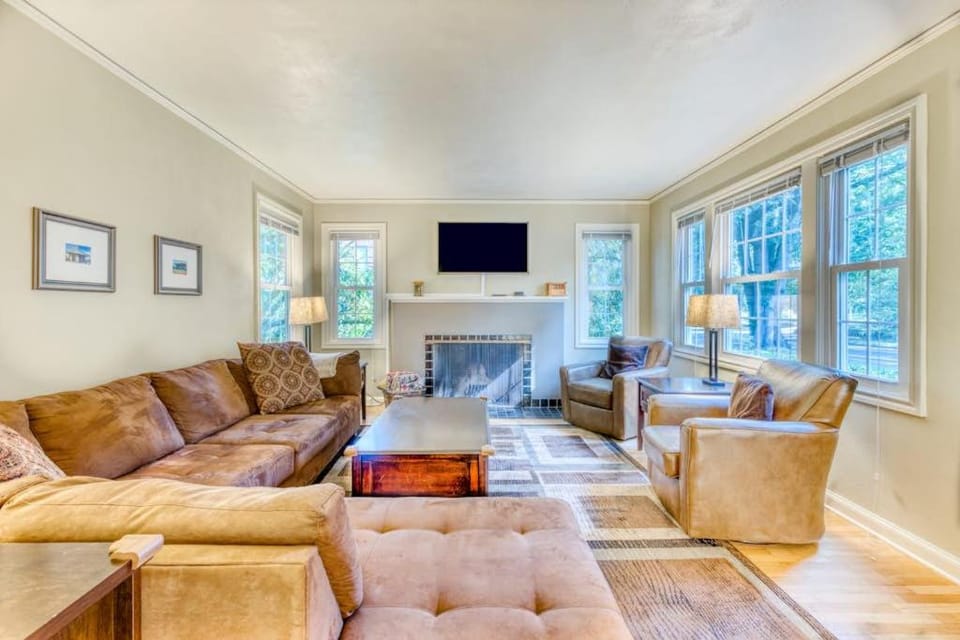 Cheerful home with patio & yard - walk to parks trails & Hayward Field House in Eugene