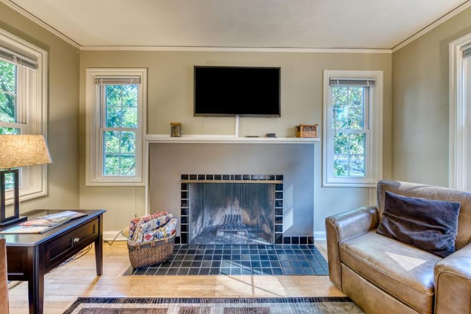 Cheerful home with patio & yard - walk to parks trails & Hayward Field House in Eugene
