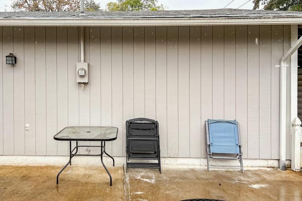 Cute cozy home with fenced backyard & grill - close to heart of Eugene House in Springfield