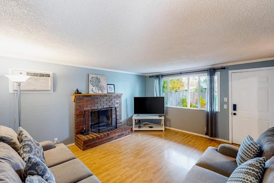 Cute cozy home with fenced backyard & grill - close to heart of Eugene House in Springfield