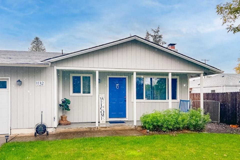Cute cozy home with fenced backyard & grill - close to heart of Eugene House in Springfield