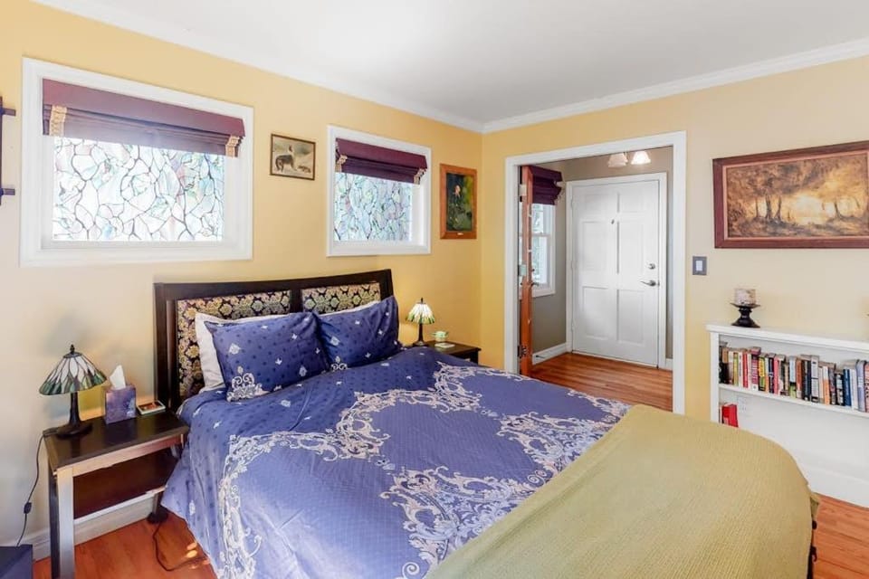 Classic Dog-Friendly Home with Free WiFi a washer&dryer & Enclosed Backyard Apartment in Eugene