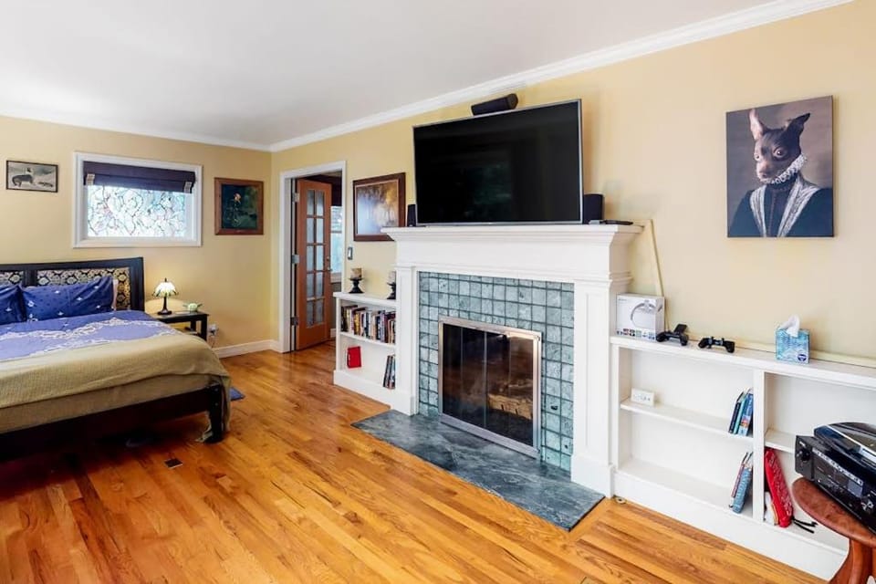 Classic Dog-Friendly Home with Free WiFi a washer&dryer & Enclosed Backyard Apartment in Eugene