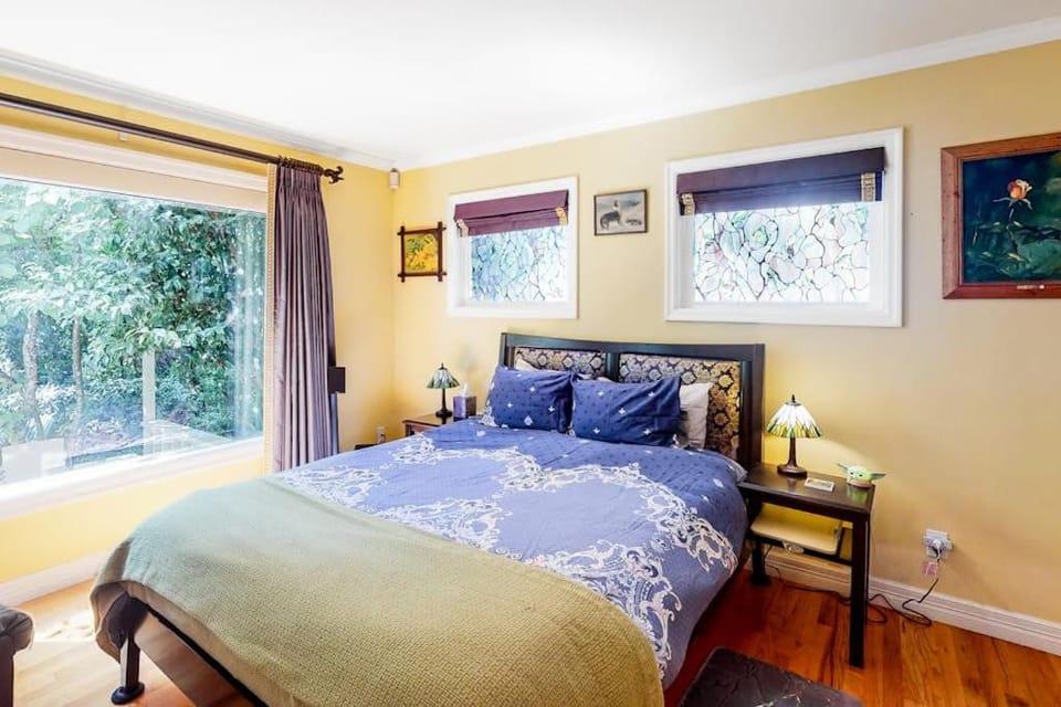 Classic Dog-Friendly Home with Free WiFi a washer&dryer & Enclosed Backyard Apartment in Eugene