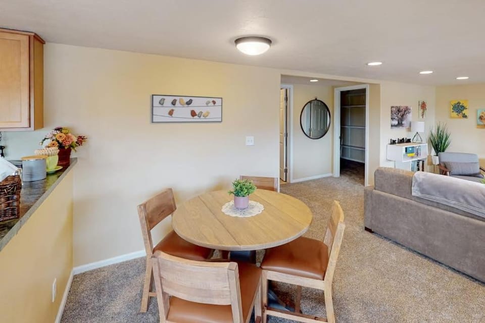 Full duplex with patio-deck mountain views washer&dryer dogs allowed House in Eugene
