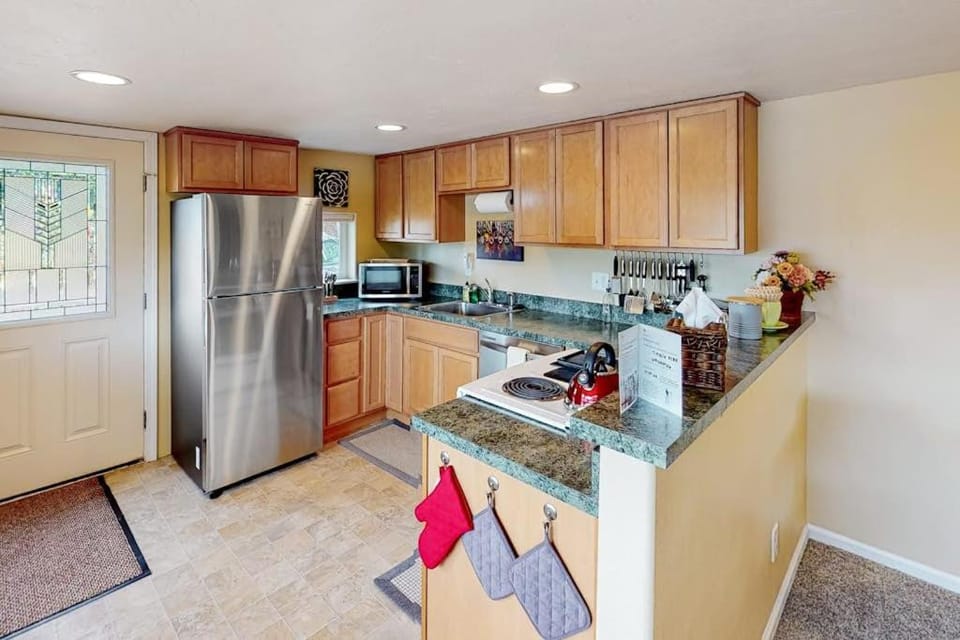 Full duplex with patio-deck mountain views washer&dryer dogs allowed House in Eugene