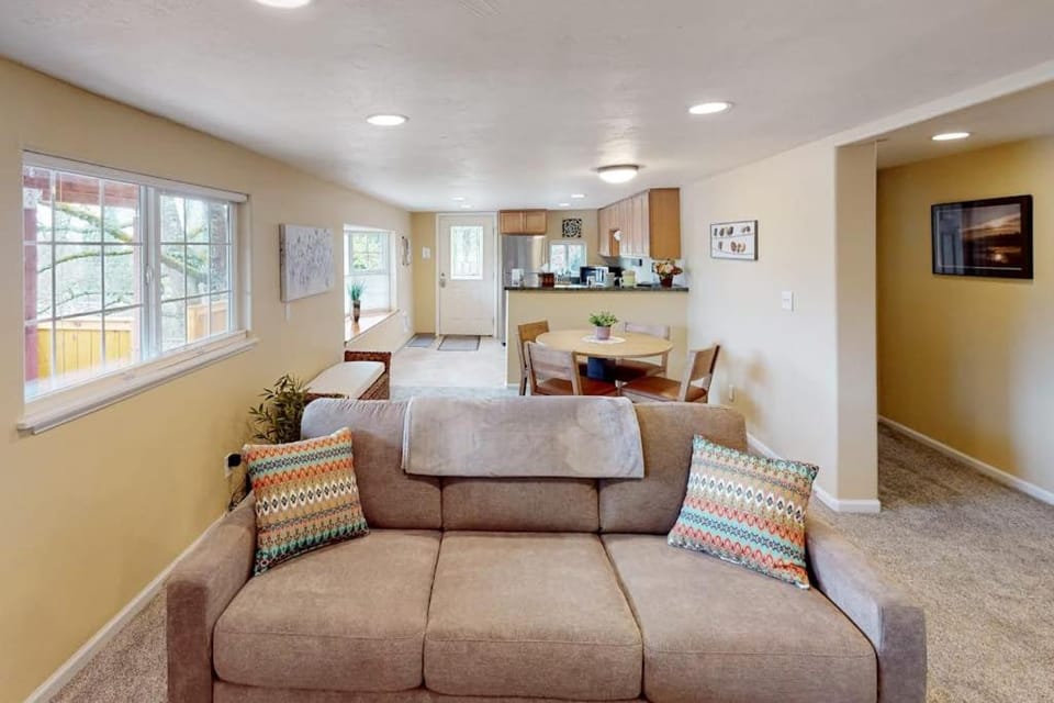 Full duplex with patio-deck mountain views washer&dryer dogs allowed House in Eugene