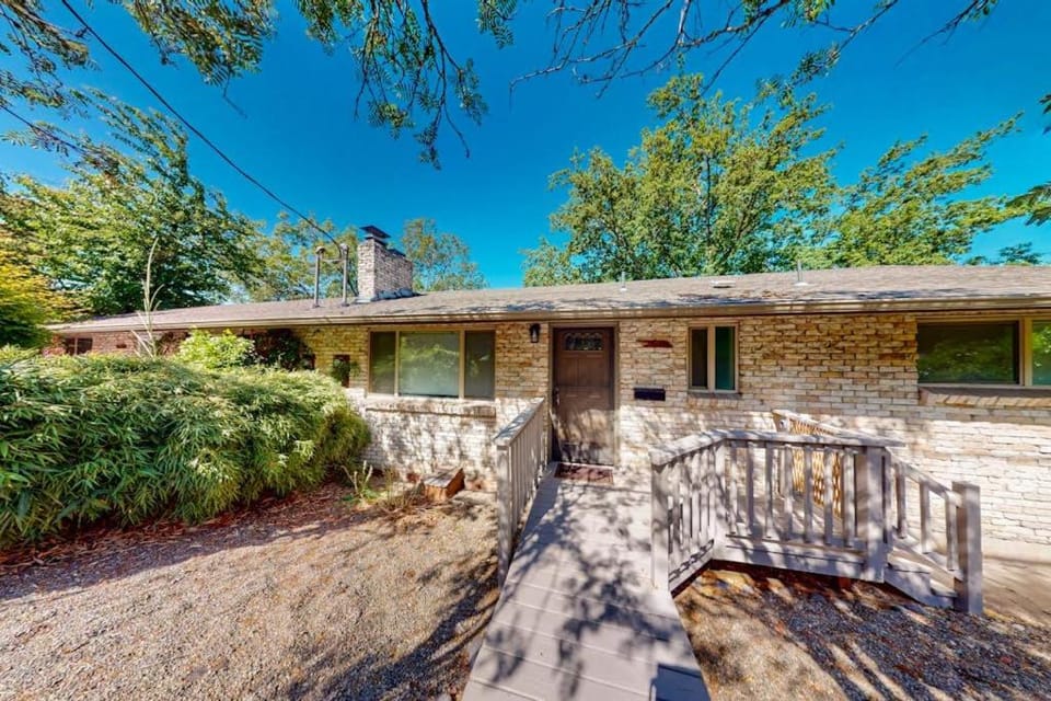 Full duplex with patio-deck mountain views washer&dryer dogs allowed House in Eugene