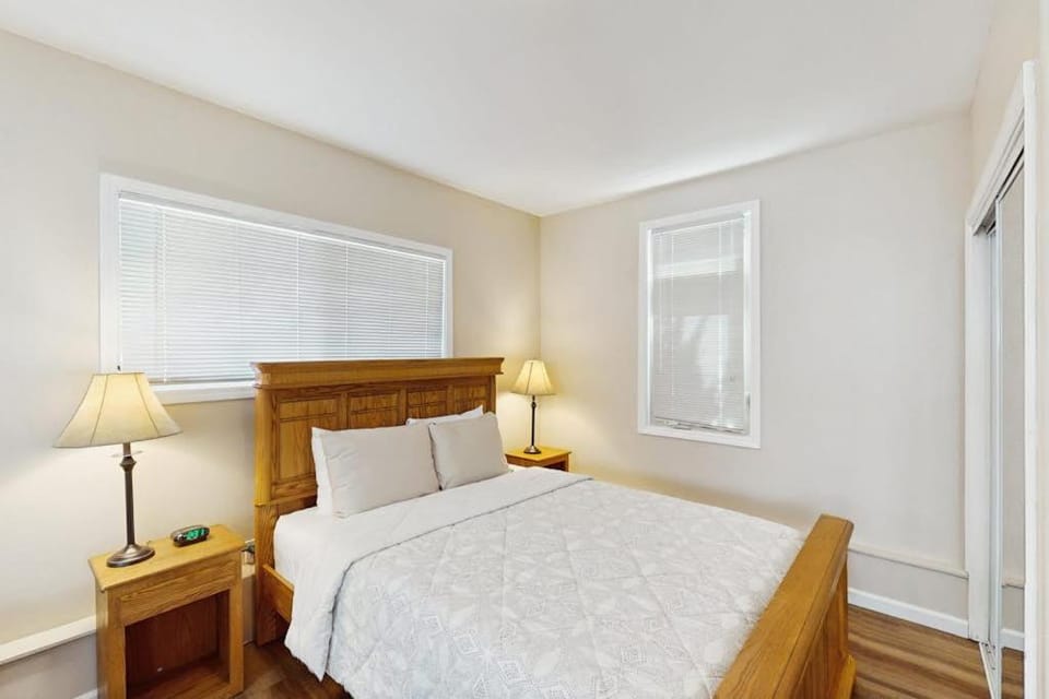 Cozy dog-friendly studio fast WIFI AC and in-unit washer & dryer Apartment in Coburg