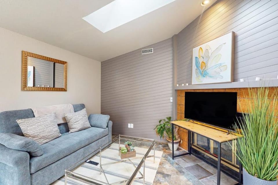 Well-stocked and centrally located home with patio & enclosed yard House in Eugene