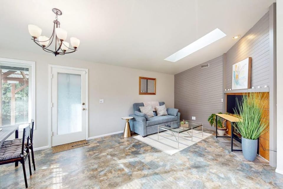Well-stocked and centrally located home with patio & enclosed yard House in Eugene
