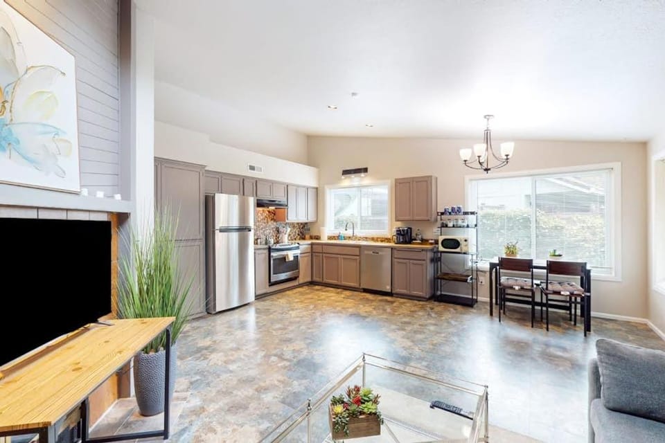 Well-stocked and centrally located home with patio & enclosed yard House in Eugene
