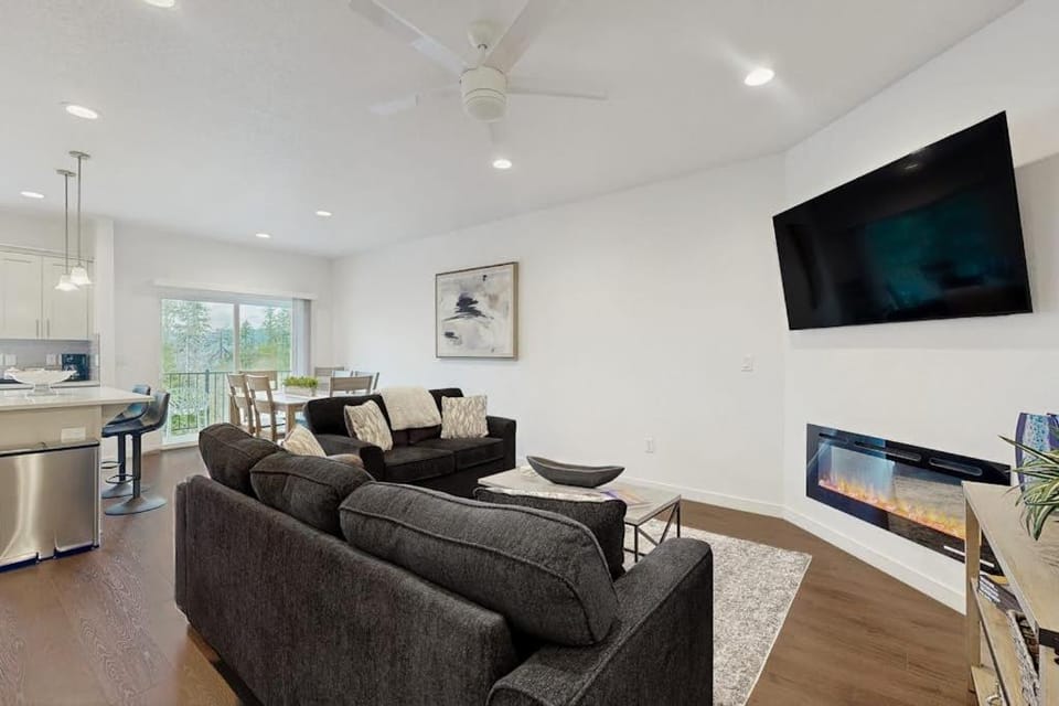 Beautiful Spacious Townhome close to downtown & UO with WiFi AC Fireplace House in Springfield