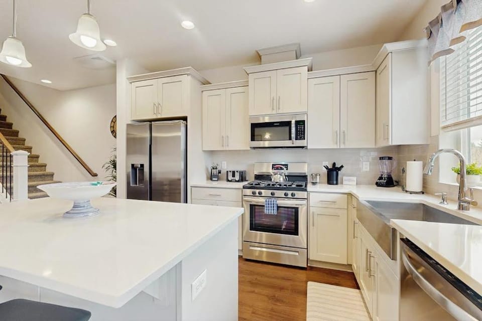 Beautiful Spacious Townhome close to downtown & UO with WiFi AC Fireplace House in Springfield