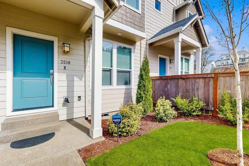Beautiful Spacious Townhome close to downtown & UO with WiFi AC Fireplace House in Springfield