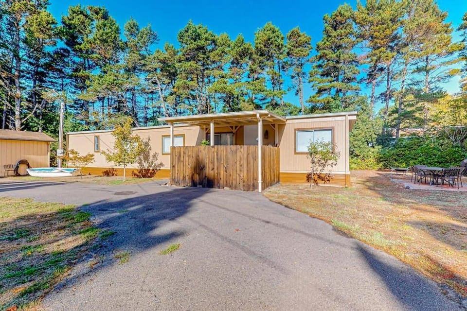 Tree-lined coastal home with children's items gas grill and washer&dryer House in Oregon