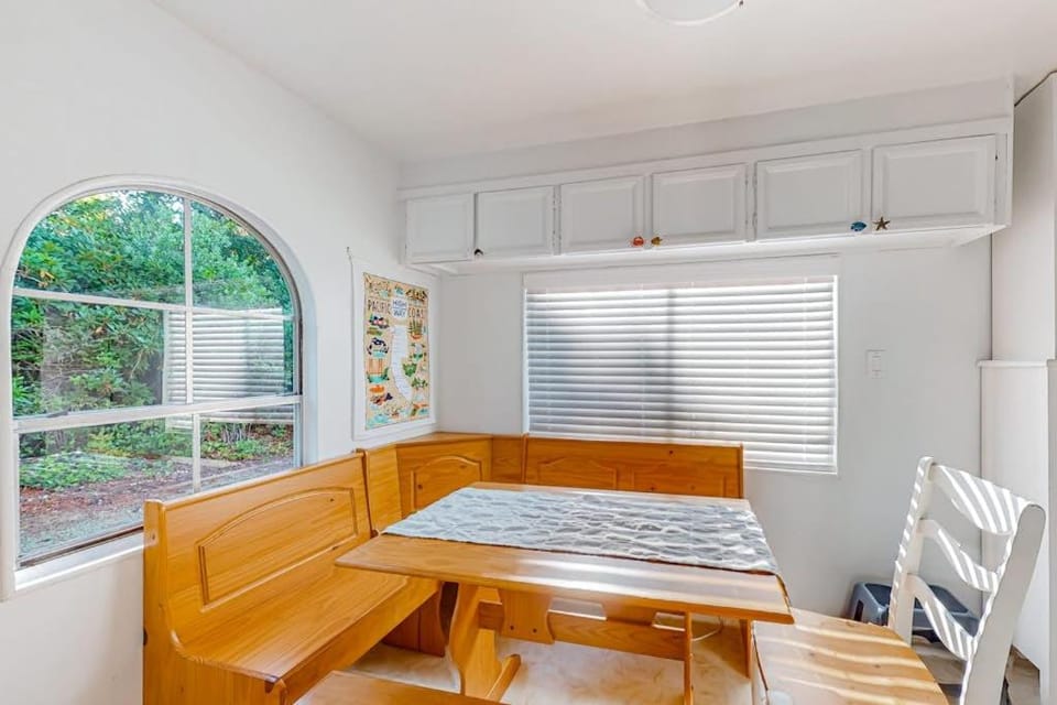 Tree-lined coastal home with children's items gas grill and washer&dryer House in Oregon