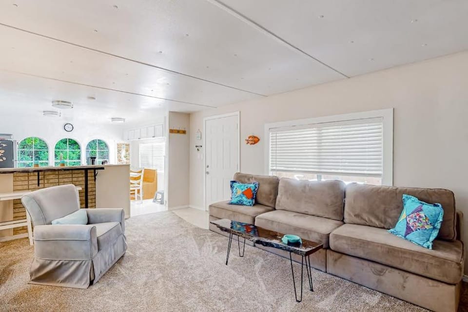 Tree-lined coastal home with children's items gas grill and washer&dryer House in Oregon