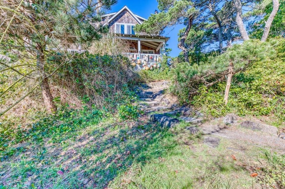 Home with Guest Cottage & Private Hot Tub - Close Beach Access Dogs OK House in Oregon