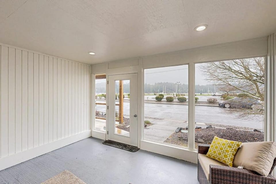 Cozy condo with sun room washer & dryer close to the river House in Oregon