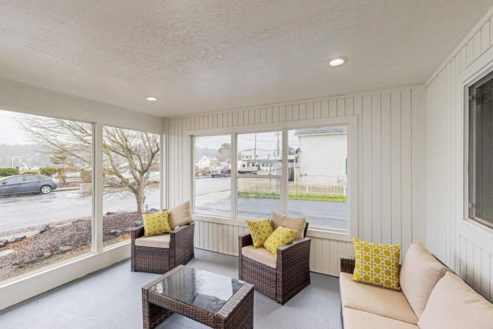 Cozy condo with sun room washer & dryer close to the river House in Oregon