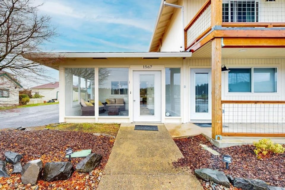 Cozy condo with sun room washer & dryer close to the river House in Oregon
