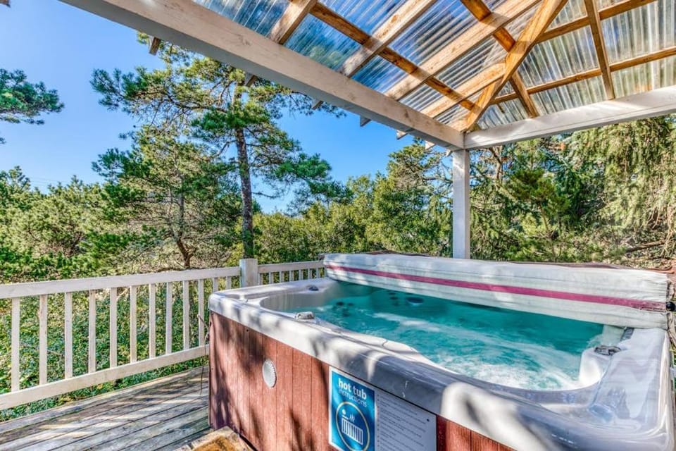 Private Hot Tub & Easy Access to the Beach - Dogs are Welcome House in Oregon