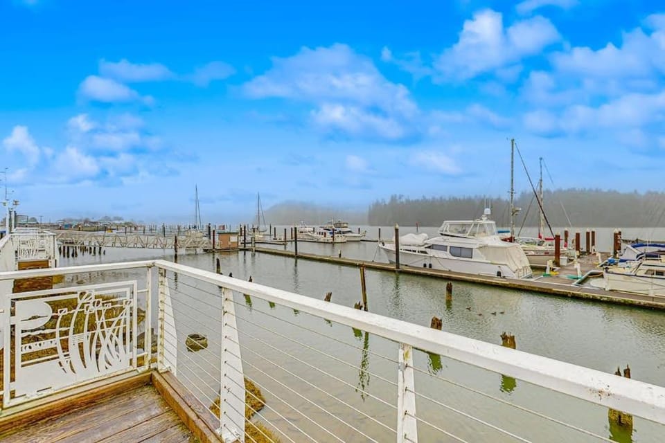 Spacious multi-unit coastal getaway close to the river and downtown with WiFi House in Oregon